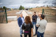 Antón habla con los técnicos del Brera delante de los 24 nuevos huertos urbanos.