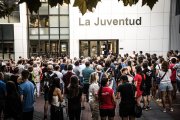 Vista general e la concentración a las puertas de La Juventud.
