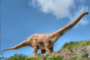 Réplica del dinosaurio más grande en Fuentes de Magaña