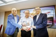 Samuel Moreno, Juan José Delgado Soto y José Ignacio Jiménez Ramos, ayer en  el pegado simbólico de la pegatina 30 millones.