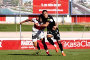 Amin en una jugada del partido en la pugna con un jugador del Sanse.