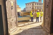 Operarios de la empresa que van a realizar las obras la próxima semana.