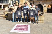 Los organizadores junto a los mitos Cacho y Antón en la plaza Mayor de Soria.