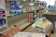 Lineal de papel higiénico en un supermercado de Ponferrada.