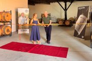 Tim Atkin corta la cinta inaugural de Bodegas de Postín junto a Marta Postigo, una de las promotoras del proyecto.
