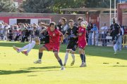 Jony y Óscar de Frutos pugnan en un lance del partido.