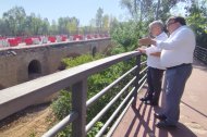 Jesús Cedazo señala las obras en el puente medieval desde la pasarela.