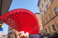 Una joven tira de abanico en la mañana de este sábado en la capital bajo un cielo de sol radiante.
