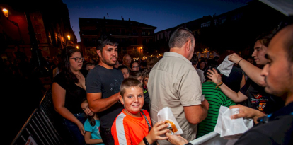 La Plaza Mayor abarrotada para disfrutar de los torreznos