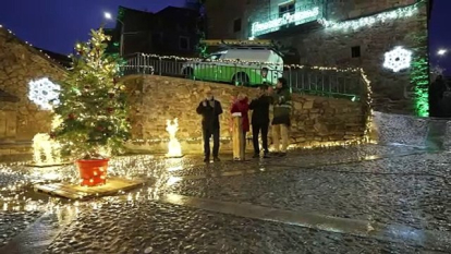 Iberdrola ha escogido Montenegro de Cameros para su encendido navideño. La pequeña localidad de Soria ha recibido las luces de Navidad de la compañía para engalanar sus casas de piedra y sus cuestas a modo de belén a tamaño real.