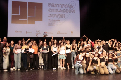Foto de familia de los ganadores del Certamen de Creación Joven