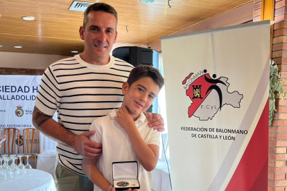 Carlos Heras, Litos, con su hijo tras recibir el premio de la Federación de Castilla y León.