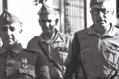 El teniente coronel Yagüe (derecha) con Franco en Sevilla el 24 de julio de 1936. Tras ellos, el coronel Martín Moreno. HDS
