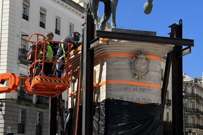 Reubicación de la estatua ecuestre de Carlos III en la Puerta del Sol de Madrid, cuyo pedestal fue la pieza más complicada.