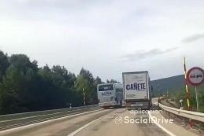 Vídeo difundido en Twitter por SocialDrive de un peligroso adelantamiento de un autobús a un camión en Soria