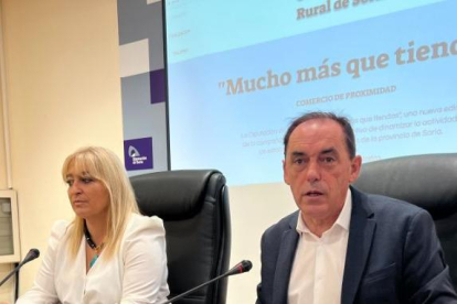 María José Jiménez y Benito Serrano, en la presentación de la campaña de comercio rural.