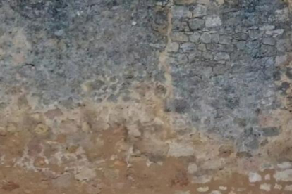 Imagen tomada por la Policía de El Burgo sobre las pintadas realizadas en la muralla.