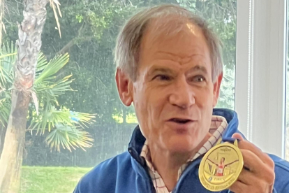 Abel Antón con la medalla conmemorativa del 25 aniversario de su segundo título mundial en Sevilla en 1999.