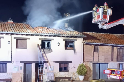 Incendio en una vivienda de Nafría de Ucero.