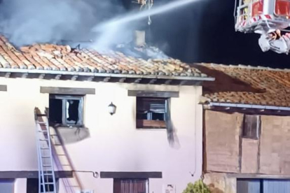 Incendio en una vivienda de Nafría de Ucero.