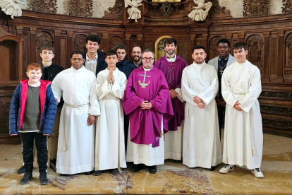 Seminaristas de El Burgo de Osma con sacerdotes.