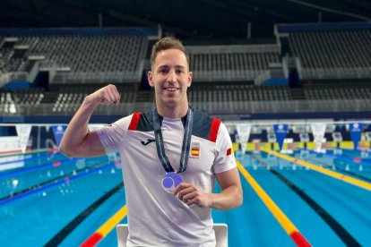Sergio Martín con la medalla de plata lograda en los 800 libres de la cita mundialista.