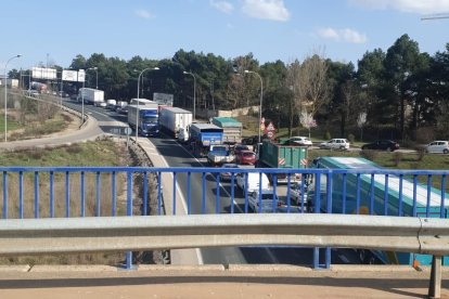 Gran atasco en el acceso por la N-122 desde Golmayo, ocupando los dos carriles en sentido Soria.