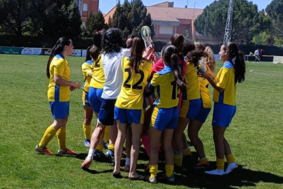 Las jugadoras del San Esteban celebran el título de Liga Provincial logrado el pasado sábado.