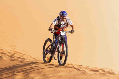 El ciclista soriano en una de las etapas por el desierto del Sáhara.