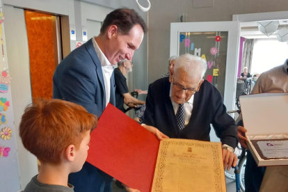 El diputado Daniel García entrega al burgense Severino Lafuente el acta de su nacimiento por su cien cumpleaños.