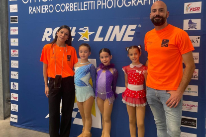 Las patinadoras sorianas junto a sus entrenadores durante el Campeonato Sedmark celebrado en Italia.