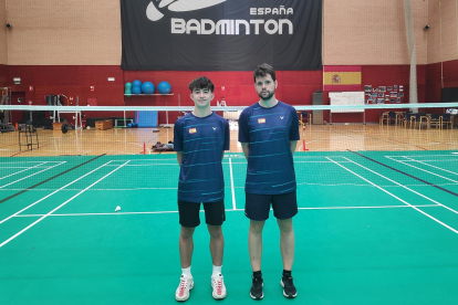 Hugo Sanz acompañado por su entrenador Carlos Palero en las instalaciones del CARD de Madrid.