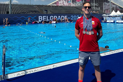 El nadador soriano posa con las medallas conseguidas en Belgrado.