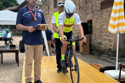 Un corredor se dispone a tomar la salida en la prueba cronometrada.