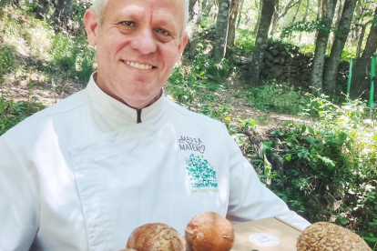 Juan Carlos posa con algunos de los panes que elabora.
