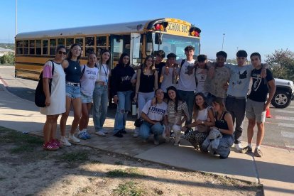 Alumnos participantes en el intercambio frente a un típico autobús escolar de Estados Unidos.