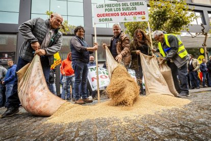 El campo protesta frente a Subdelegación