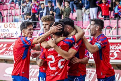 Otra victoria de los rojillos que siguen lideres