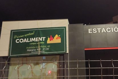 Cartel anunciador de la apertura en la estación de autobuses de Soria.