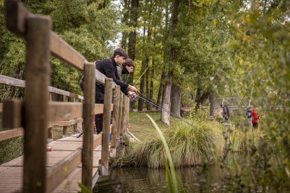 Los pescadores sacaron las cañas a las orillas del río Duero