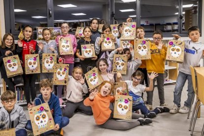 Los niños pintaron una bolsa con una máscara Catrina
