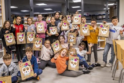 Los niños pintaron una bolsa con una máscara Catrina