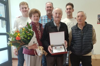 Belarmino Cabrerizo junto a sus familiares y el delegado provincial de Caza, José Manzano.