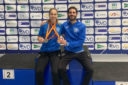 Daniela Corchón y Víctor Ortega con las medallas conseguidas en el Nacional Sub-19.