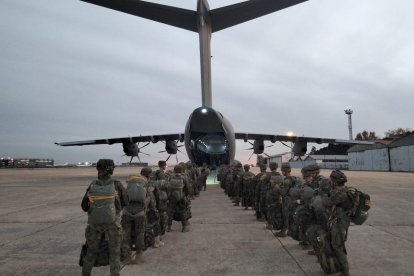 Paracaidistas preparados para las maniobras.