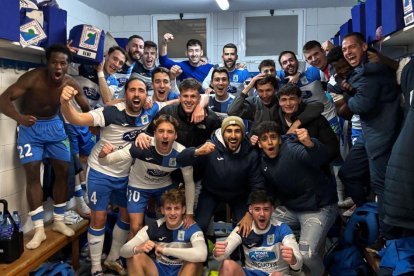 Celebración de los jugadores del Almazán tras ganar el pasado fin de semana.