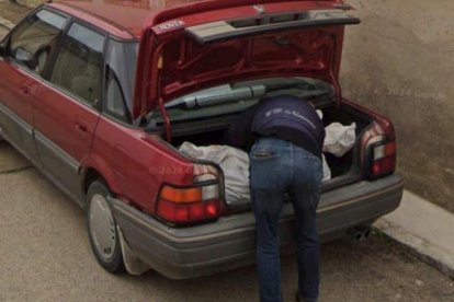 Foto de Google Maps en el que aparece una bolsa con lo que parece un cadáver.