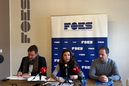 De izquierda a derecha, Jesús Izquierdo, María Ángeles Fernández y Jesús Ciria, este martes en FOES.