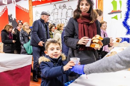 Una deliciosa merienda navideña compartida por decenas de vecinos