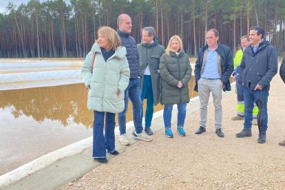 Responsables políticos en la visita a la depuradora de Playa Pita.